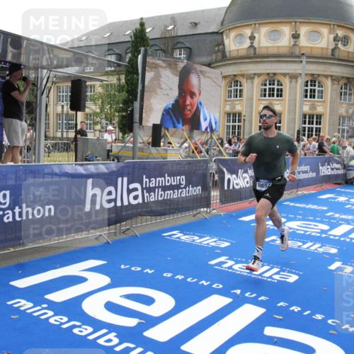 29.06.2025 - hella hamburg halbmarathon Michael Strokosch http://msf.ph/oto/8445651 29.06.2025 10:27:16 Ziel 9097, 15583 meine-sportfotos.de