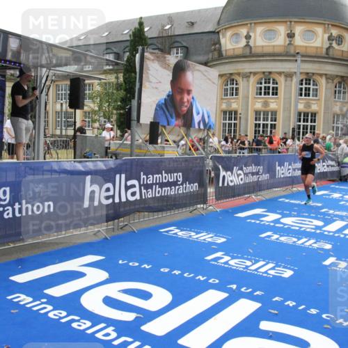29.06.2025 - hella hamburg halbmarathon Michael Strokosch http://msf.ph/oto/8445714 29.06.2025 10:27:18 Ziel 9097, 15583, 18037, 18124 meine-sportfotos.de