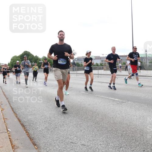 29.06.2025 - hella hamburg halbmarathon Lena Gebhardt http://msf.ph/oto/8445717 29.06.2025 10:30:00 Lombardsbrücke 3613, 17529, 1444, 506, 1063, 1097, 1547, 1694, 2302, 2699, 3443, 3524, 3573, 3613, 4395, 4580, 5063, 5322, 5350, 6598, 6616, 6626, 7517, 7832, 8388, 8792, 8941, 9095, 9937, 10162, 10996, 11269, 11376, 11444, 11634, 12086, 12216, 12227, 12305, 12504, 12537, 12710, 13031, 13418, 13810, 14304, 15266, 16182, 16306, 16601, 16604, 16735, 16769, 17529, 17945, 18046, 18385, 18503, 18671 meine-sportfotos.de