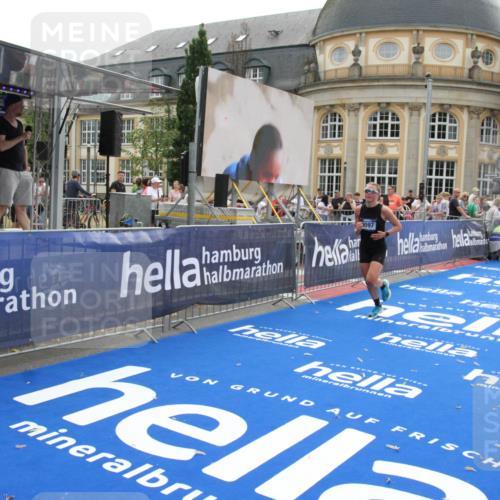 29.06.2025 - hella hamburg halbmarathon Michael Strokosch http://msf.ph/oto/8445742 29.06.2025 10:27:18 Ziel 9097, 15583, 18037, 18124 meine-sportfotos.de