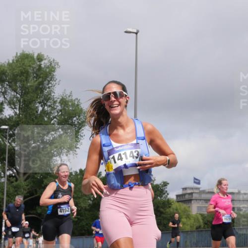 29.06.2025 - hella hamburg halbmarathon Luisa Fischer http://msf.ph/oto/8445771 29.06.2025 10:27:50 Kennedybrücke 7920, 4162, 14143, 16251, 1389, 4162, 5039, 5954, 7426, 7920, 8187, 8918, 8920 meine-sportfotos.de
