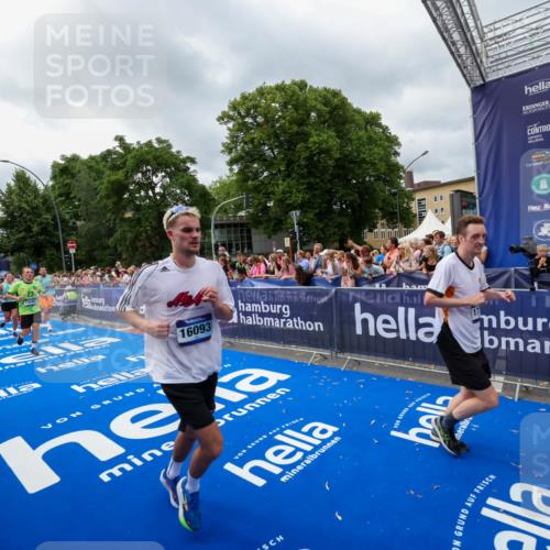 29.06.2025 - hella hamburg halbmarathon Zöllner http://msf.ph/oto/8445790 29.06.2025 10:57:36 Ziel 1239, 2236, 2652, 3435, 4502, 5015, 5134, 5457, 5458, 5728, 8393, 12144, 13245, 14571, 14951, 16093, 17758, 17769 meine-sportfotos.de