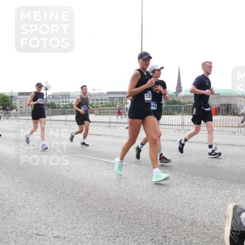 29.06.2025 - hella hamburg halbmarathon Lena Gebhardt http://msf.ph/oto/8445811 29.06.2025 10:30:01 Lombardsbrücke 3613, 230, 5322, 125, 344, 1063, 1097, 1547, 1694, 2302, 2699, 3443, 3524, 3573, 3613, 4395, 4580, 5063, 5322, 5350, 6598, 6616, 6626, 7517, 7832, 8388, 8792, 8941, 9095, 9937, 10162, 10996, 11269, 11376, 11444, 11634, 12216, 12227, 12305, 12349, 12504, 12537, 12710, 13031, 13418, 13810, 14304, 15266, 16182, 16306, 16601, 16604, 16735, 16769, 17529, 17945, 18046, 18385, 18503, 18671 meine-sportfotos.de