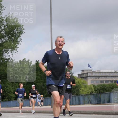 29.06.2025 - hella hamburg halbmarathon Luisa Fischer http://msf.ph/oto/8445834 29.06.2025 10:27:53 Kennedybrücke 1810, 1389, 5358, 11044, 18332, 16345, 1389, 2944, 4162, 4719, 5358, 7920, 8187 meine-sportfotos.de