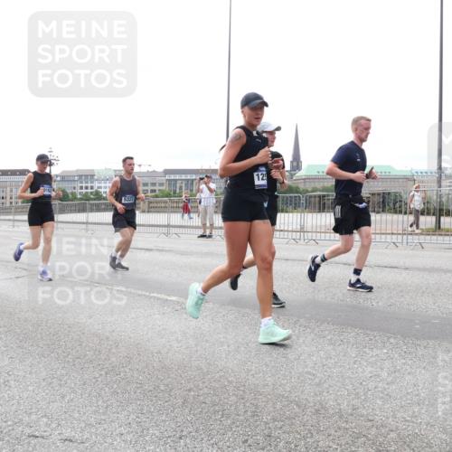 29.06.2025 - hella hamburg halbmarathon Lena Gebhardt http://msf.ph/oto/8445841 29.06.2025 10:30:01 Lombardsbrücke 3613, 302, 5322, 125, 1063, 1097, 1547, 1694, 2302, 2699, 3443, 3524, 3573, 3613, 4395, 4580, 5063, 5322, 5350, 6598, 6616, 6626, 7517, 7832, 8388, 8792, 8941, 9095, 9937, 10162, 10996, 11269, 11376, 11444, 11634, 12216, 12227, 12305, 12349, 12504, 12537, 12710, 13031, 13418, 13810, 14304, 15266, 16182, 16306, 16601, 16604, 16735, 16769, 17529, 17945, 18046, 18385, 18503, 18671 meine-sportfotos.de