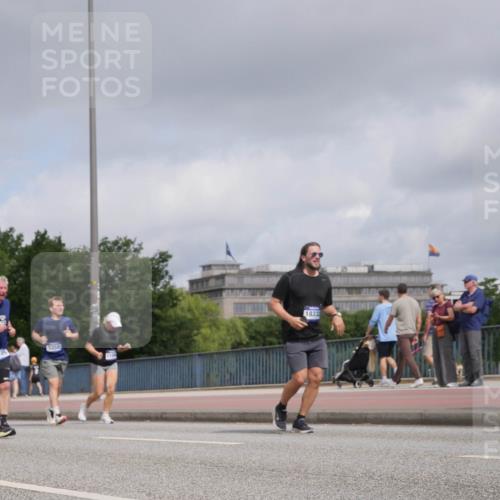 29.06.2025 - hella hamburg halbmarathon Luisa Fischer http://msf.ph/oto/8445856 29.06.2025 10:27:55 Kennedybrücke 18105, 1389, 5358, 1833, 1389, 2944, 4719, 5358, 7920, 8167 meine-sportfotos.de