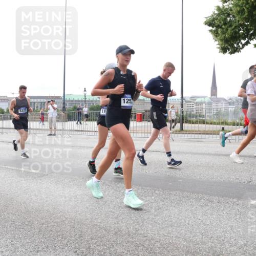 29.06.2025 - hella hamburg halbmarathon Lena Gebhardt http://msf.ph/oto/8445861 29.06.2025 10:30:01 Lombardsbrücke 10162, 5322, 125, 1063, 1097, 1547, 1694, 2302, 2699, 3443, 3524, 3573, 3613, 4395, 4580, 5063, 5322, 5350, 6598, 6616, 6626, 7517, 7832, 8388, 8792, 8941, 9095, 9937, 10162, 10996, 11269, 11376, 11444, 11634, 12216, 12227, 12305, 12349, 12504, 12537, 12710, 13031, 13418, 13810, 14304, 15266, 16182, 16306, 16601, 16604, 16735, 16769, 17529, 17945, 18046, 18385, 18503, 18671 meine-sportfotos.de