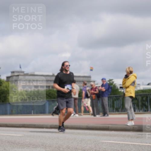 29.06.2025 - hella hamburg halbmarathon Luisa Fischer http://msf.ph/oto/8445863 29.06.2025 10:27:55 Kennedybrücke 1389, 2944, 4719, 5358, 7920, 8167 meine-sportfotos.de