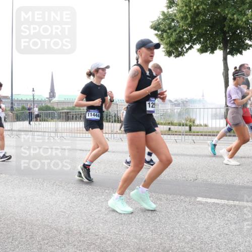 29.06.2025 - hella hamburg halbmarathon Lena Gebhardt http://msf.ph/oto/8445876 29.06.2025 10:30:02 Lombardsbrücke 5322, 11444, 125, 1063, 1097, 1547, 1694, 2302, 2699, 2901, 3443, 3524, 3573, 3613, 4395, 4580, 5063, 5322, 5350, 6598, 6616, 6626, 7517, 7832, 8388, 8792, 8941, 9095, 9937, 10162, 10996, 11269, 11376, 11444, 11634, 12216, 12227, 12305, 12349, 12350, 12504, 12537, 12710, 13031, 13418, 13810, 14304, 15266, 16182, 16306, 16601, 16604, 16735, 16769, 17529, 17945, 18046, 18385, 18503, 18671 meine-sportfotos.de