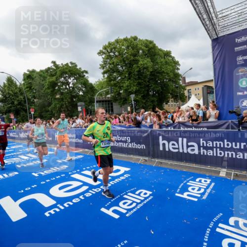 29.06.2025 - hella hamburg halbmarathon Zöllner http://msf.ph/oto/8445911 29.06.2025 10:57:38 Ziel 1239, 2236, 2606, 2652, 4502, 5015, 5134, 5457, 5458, 5728, 13245, 14571, 14951, 15220, 17769, 17814 meine-sportfotos.de