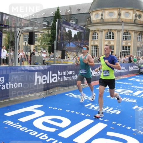 29.06.2025 - hella hamburg halbmarathon Michael Strokosch http://msf.ph/oto/8445925 29.06.2025 10:27:23 Ziel 14019, 15136, 15576, 15583, 18037, 18124 meine-sportfotos.de