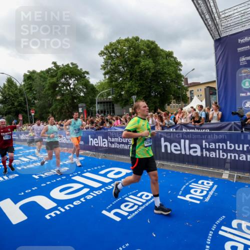 29.06.2025 - hella hamburg halbmarathon Zöllner http://msf.ph/oto/8445933 29.06.2025 10:57:38 Ziel 1239, 2236, 2606, 2652, 4502, 5015, 5134, 5457, 5458, 5728, 13245, 14571, 14951, 15220, 17769, 17814 meine-sportfotos.de