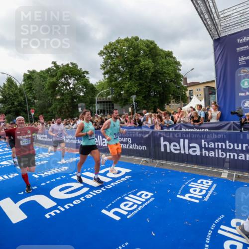 29.06.2025 - hella hamburg halbmarathon Zöllner http://msf.ph/oto/8445969 29.06.2025 10:57:38 Ziel 1239, 2236, 2606, 2652, 4502, 5015, 5134, 5457, 5458, 5728, 13245, 14571, 14951, 15220, 17769, 17814 meine-sportfotos.de