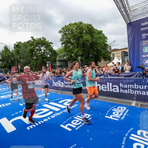 29.06.2025 - hella hamburg halbmarathon Zöllner http://msf.ph/oto/8445977 29.06.2025 10:57:39 Ziel 1239, 2236, 2606, 2652, 4502, 5015, 5134, 5457, 5458, 5728, 13245, 14571, 14951, 15217, 15220, 17769, 17814, 18388 meine-sportfotos.de