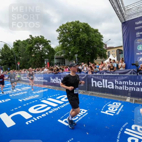 29.06.2025 - hella hamburg halbmarathon Zöllner http://msf.ph/oto/8446031 29.06.2025 10:57:40 Ziel 1239, 2236, 2606, 2652, 4502, 5015, 5134, 5457, 5458, 5728, 12774, 13523, 14571, 14951, 15217, 15220, 17769, 17814, 18388 meine-sportfotos.de