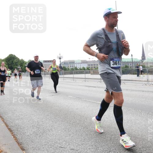 29.06.2025 - hella hamburg halbmarathon Lena Gebhardt http://msf.ph/oto/8446040 29.06.2025 10:30:03 Lombardsbrücke 2302, 36134, 1063, 1097, 1547, 1694, 2302, 2699, 2901, 3443, 3524, 3573, 3613, 4395, 4580, 5063, 5322, 5350, 6598, 6616, 6626, 7832, 8388, 8792, 8941, 9095, 9937, 10162, 10880, 11269, 11376, 11444, 11634, 12216, 12227, 12305, 12349, 12350, 12504, 12537, 12710, 13031, 13418, 13810, 14304, 15266, 16182, 16306, 16601, 16604, 16735, 16769, 17529, 17945, 18046, 18385, 18503, 18671 meine-sportfotos.de