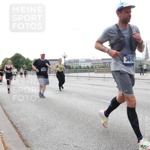 29.06.2025 - hella hamburg halbmarathon Lena Gebhardt http://msf.ph/oto/8446058 29.06.2025 10:30:03 Lombardsbrücke 5350, 2302, 3613, 1063, 1097, 1547, 1694, 2302, 2699, 2901, 3443, 3524, 3573, 3613, 4395, 4580, 5063, 5322, 5350, 6598, 6616, 6626, 7832, 8388, 8792, 8941, 9095, 9937, 10162, 10880, 11269, 11376, 11444, 11634, 12216, 12227, 12305, 12349, 12350, 12504, 12537, 12710, 13031, 13418, 13810, 14304, 15266, 16182, 16306, 16601, 16604, 16735, 16769, 17529, 17945, 18046, 18385, 18503, 18671 meine-sportfotos.de