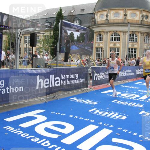 29.06.2025 - hella hamburg halbmarathon Michael Strokosch http://msf.ph/oto/8446096 29.06.2025 10:27:28 Ziel 4678, 13941, 14019, 15136, 15576, 18567 meine-sportfotos.de
