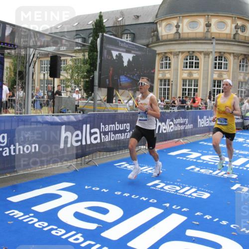 29.06.2025 - hella hamburg halbmarathon Michael Strokosch http://msf.ph/oto/8446114 29.06.2025 10:27:29 Ziel 4678, 9804, 13941, 14019, 15576, 18567, 19114 meine-sportfotos.de