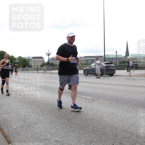 29.06.2025 - hella hamburg halbmarathon Lena Gebhardt http://msf.ph/oto/8446122 29.06.2025 10:30:04 Lombardsbrücke 5350, 02, 1063, 1097, 1547, 1694, 2302, 2699, 2901, 3443, 3573, 3613, 4395, 4580, 5063, 5322, 5350, 6598, 6616, 6626, 8388, 8792, 8941, 9095, 9937, 10162, 10880, 11269, 11376, 11444, 11634, 12216, 12227, 12305, 12349, 12350, 12504, 12537, 12710, 13031, 13418, 13810, 14304, 15266, 16182, 16601, 16604, 16735, 16769, 17529, 18046, 18385, 18503, 18671 meine-sportfotos.de