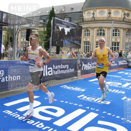 29.06.2025 - hella hamburg halbmarathon Michael Strokosch http://msf.ph/oto/8446128 29.06.2025 10:27:29 Ziel 4678, 9804, 13941, 14019, 15576, 18567, 19114 meine-sportfotos.de