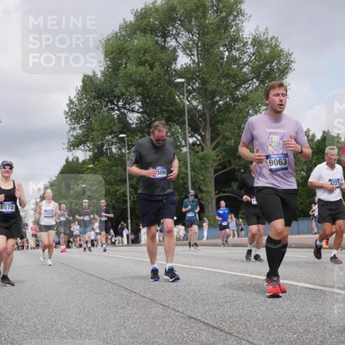 29.06.2025 - hella hamburg halbmarathon Luisa Fischer http://msf.ph/oto/8446130 29.06.2025 10:28:09 Kennedybrücke 6570, 15283, 5830, 306, 2132, 9063, 4221, 7528, 1395, 2132, 2280, 2477, 3421, 3786, 4221, 4624, 5138, 5829, 5830, 6524, 6526, 7528, 7975, 8502, 9063 meine-sportfotos.de