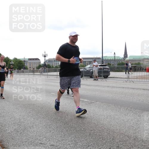 29.06.2025 - hella hamburg halbmarathon Lena Gebhardt http://msf.ph/oto/8446134 29.06.2025 10:30:04 Lombardsbrücke 1676, 5350, 302, 1063, 1097, 1547, 1694, 2302, 2699, 2901, 3443, 3573, 3613, 4395, 4580, 5063, 5322, 5350, 6598, 6616, 6626, 8388, 8792, 8941, 9095, 9937, 10162, 10880, 11269, 11376, 11444, 11634, 12216, 12227, 12305, 12349, 12350, 12504, 12537, 12710, 13031, 13418, 13810, 14304, 15266, 16182, 16601, 16604, 16735, 16769, 17529, 18046, 18385, 18503, 18671 meine-sportfotos.de