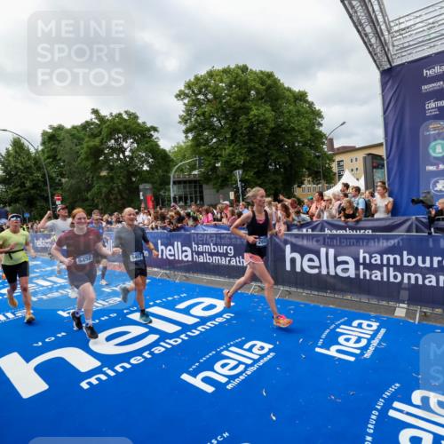 29.06.2025 - hella hamburg halbmarathon Zöllner http://msf.ph/oto/8446158 29.06.2025 10:57:42 Ziel 1239, 1715, 1719, 2606, 2652, 5457, 5458, 10133, 12774, 13523, 14571, 14951, 15217, 15220, 17455, 17769, 17814, 18388, 18985 meine-sportfotos.de