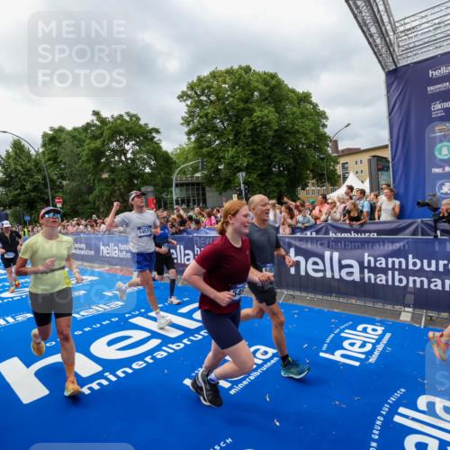 29.06.2025 - hella hamburg halbmarathon Zöllner http://msf.ph/oto/8446168 29.06.2025 10:57:42 Ziel 1239, 1715, 1719, 2606, 2652, 5457, 5458, 10133, 12774, 13523, 14571, 14951, 15217, 15220, 17455, 17769, 17814, 18388, 18985 meine-sportfotos.de