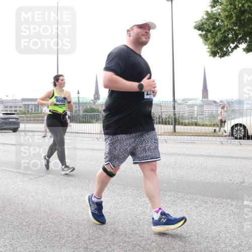 29.06.2025 - hella hamburg halbmarathon Lena Gebhardt http://msf.ph/oto/8446215 29.06.2025 10:30:05 Lombardsbrücke 9095, 1097, 1547, 1694, 2302, 2699, 2901, 3443, 3573, 3613, 4395, 4580, 5063, 5322, 5350, 6598, 6616, 6626, 8388, 8792, 8941, 9095, 9937, 10162, 10880, 11269, 11376, 11444, 11634, 12216, 12227, 12305, 12349, 12350, 12504, 12537, 12710, 13031, 13418, 13810, 14304, 15266, 16182, 16601, 16604, 16735, 16769, 17529, 18046, 18385, 18503, 18671 meine-sportfotos.de
