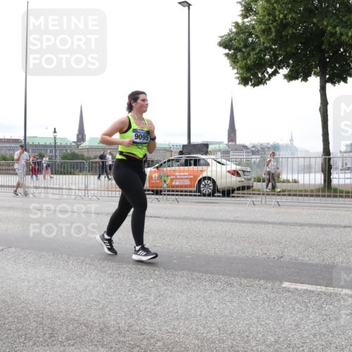 29.06.2025 - hella hamburg halbmarathon Lena Gebhardt http://msf.ph/oto/8446253 29.06.2025 10:30:05 Lombardsbrücke 9095, 1097, 1547, 1694, 2302, 2699, 2901, 3443, 3573, 3613, 4395, 4580, 5063, 5322, 5350, 6598, 6616, 6626, 8388, 8792, 8941, 9095, 9937, 10162, 10880, 11269, 11376, 11444, 11634, 12216, 12227, 12305, 12349, 12350, 12504, 12537, 12710, 13031, 13418, 13810, 14304, 15266, 16182, 16601, 16604, 16735, 16769, 17529, 18046, 18385, 18503, 18671 meine-sportfotos.de