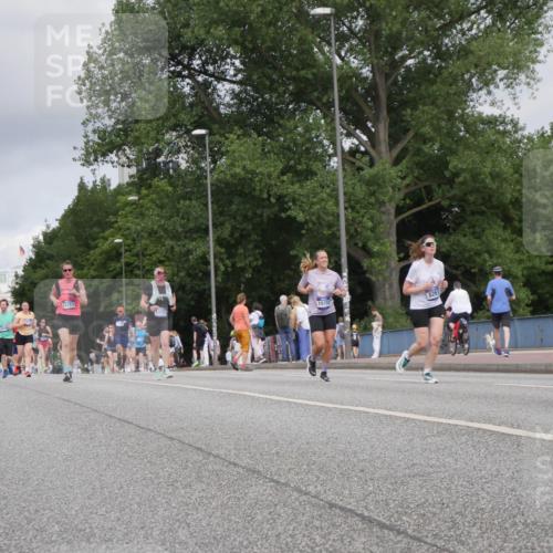 29.06.2025 - hella hamburg halbmarathon Luisa Fischer http://msf.ph/oto/8446265 29.06.2025 10:28:20 Kennedybrücke 13113, 1352, 3111, 15153, 6261, 1352, 2132, 2249, 2280, 3343, 4624, 5829, 5830, 6261 meine-sportfotos.de