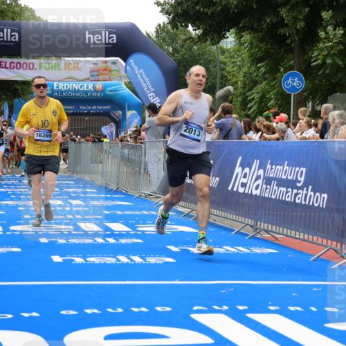 29.06.2025 - hella hamburg halbmarathon Strokosch-Dieckow http://msf.ph/oto/8446270 29.06.2025 10:49:12 Ziel 2013, 4832, 6158, 6389, 8112, 9348, 10053, 10184, 10189, 13450, 14526, 15523, 16369, 16414, 16731, 17173, 18598, 18842 meine-sportfotos.de