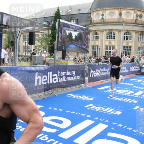 29.06.2025 - hella hamburg halbmarathon Michael Strokosch http://msf.ph/oto/8446303 29.06.2025 10:27:34 Ziel 4678, 9804, 12341, 13941, 18567, 19114 meine-sportfotos.de