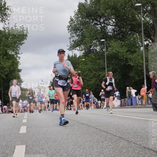 29.06.2025 - hella hamburg halbmarathon Luisa Fischer http://msf.ph/oto/8446321 29.06.2025 10:28:23 Kennedybrücke 3132, 4010, 1352, 13113, 13111, 15153, 1352, 2249, 3132, 3343, 6261 meine-sportfotos.de
