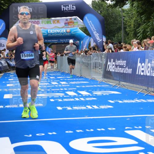 29.06.2025 - hella hamburg halbmarathon Strokosch-Dieckow http://msf.ph/oto/8446338 29.06.2025 10:39:21 Ziel 1343, 2044, 2546, 2972, 4565, 5752, 6037, 6152, 8319, 8346, 8925, 12046, 12335, 12372, 13479, 14359, 15013, 15866, 17646 meine-sportfotos.de