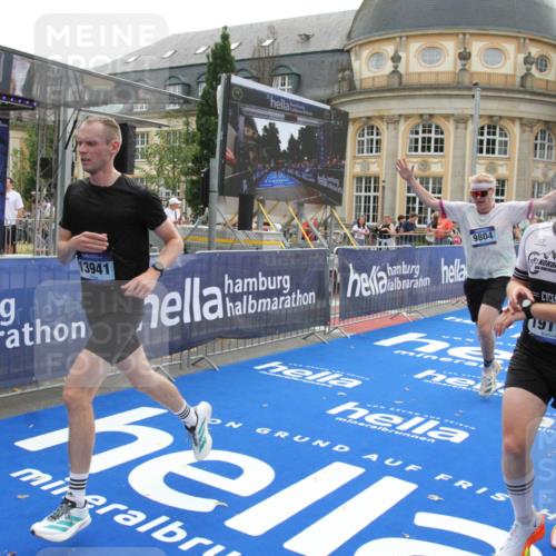29.06.2025 - hella hamburg halbmarathon Michael Strokosch http://msf.ph/oto/8446343 29.06.2025 10:27:35 Ziel 2203, 4678, 7651, 9804, 12341, 13941, 17354, 18567, 19114 meine-sportfotos.de