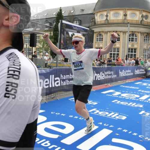 29.06.2025 - hella hamburg halbmarathon Michael Strokosch http://msf.ph/oto/8446371 29.06.2025 10:27:36 Ziel 2203, 4678, 7651, 9804, 12341, 13941, 17354, 18567, 18832, 19114 meine-sportfotos.de