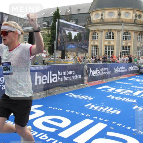 29.06.2025 - hella hamburg halbmarathon Michael Strokosch http://msf.ph/oto/8446397 29.06.2025 10:27:36 Ziel 2203, 4678, 7651, 9804, 12341, 13941, 17354, 18567, 18832, 19114 meine-sportfotos.de