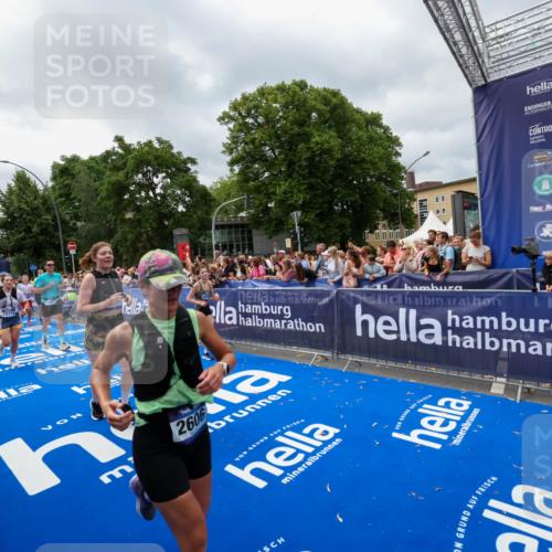 29.06.2025 - hella hamburg halbmarathon Zöllner http://msf.ph/oto/8446426 29.06.2025 10:57:46 Ziel 1715, 1719, 1972, 2606, 5391, 7833, 10133, 12440, 12774, 13523, 14737, 15217, 15220, 16418, 17201, 17455, 17814, 18388, 18508, 18727, 18985 meine-sportfotos.de