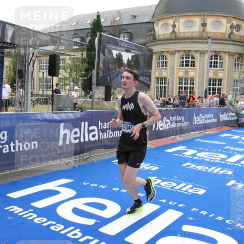 29.06.2025 - hella hamburg halbmarathon Michael Strokosch http://msf.ph/oto/8446482 29.06.2025 10:27:40 Ziel 2203, 7651, 8731, 10655, 12341, 17354, 18832 meine-sportfotos.de