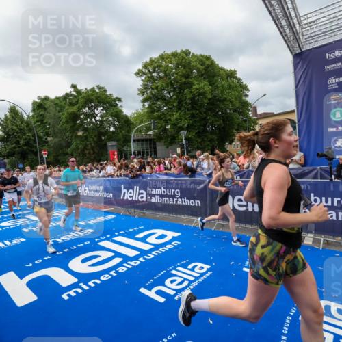 29.06.2025 - hella hamburg halbmarathon Zöllner http://msf.ph/oto/8446501 29.06.2025 10:57:47 Ziel 1715, 1719, 1972, 2034, 2606, 5391, 7833, 10133, 10599, 12440, 12774, 13523, 14737, 15217, 16418, 17201, 17455, 18388, 18508, 18727, 18985 meine-sportfotos.de