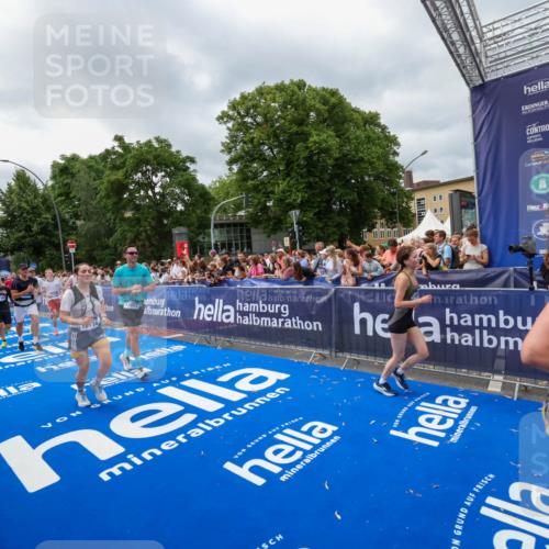 29.06.2025 - hella hamburg halbmarathon Zöllner http://msf.ph/oto/8446522 29.06.2025 10:57:47 Ziel 1715, 1719, 1972, 2034, 2606, 5391, 7833, 10133, 10599, 12440, 12774, 13523, 14737, 15217, 16418, 17201, 17455, 18388, 18508, 18727, 18985 meine-sportfotos.de