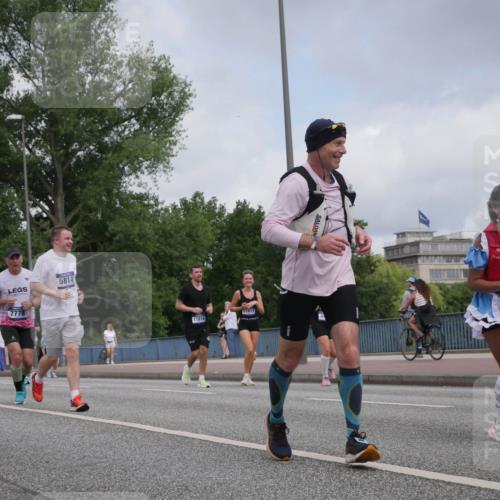 29.06.2025 - hella hamburg halbmarathon Luisa Fischer http://msf.ph/oto/8446572 29.06.2025 10:28:44 Kennedybrücke 5814, 7778, 11816, 11817, 17535, 1627, 2000, 3053, 3099, 3113, 3920, 4444, 4797, 5814, 7778, 8276, 8962 meine-sportfotos.de