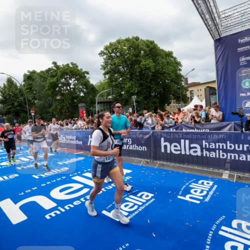 29.06.2025 - hella hamburg halbmarathon Zöllner http://msf.ph/oto/8446578 29.06.2025 10:57:48 Ziel 1715, 1719, 1972, 2034, 5391, 7269, 7833, 10133, 10599, 10703, 12440, 12523, 12774, 13523, 14737, 15217, 16418, 17201, 17455, 18388, 18508, 18727, 18985 meine-sportfotos.de