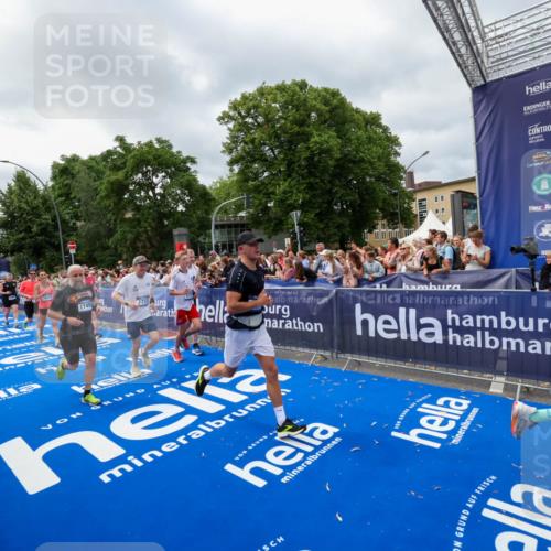 29.06.2025 - hella hamburg halbmarathon Zöllner http://msf.ph/oto/8446585 29.06.2025 10:57:49 Ziel 1715, 1719, 1972, 2034, 5391, 7269, 7833, 10133, 10599, 10703, 12440, 12523, 12774, 13523, 14737, 16418, 16517, 17201, 17455, 18508, 18727, 18985 meine-sportfotos.de