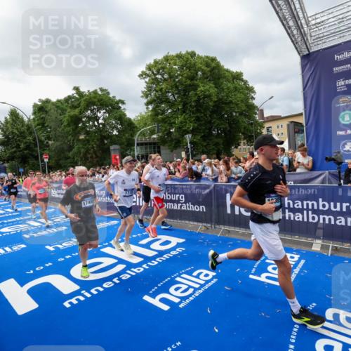 29.06.2025 - hella hamburg halbmarathon Zöllner http://msf.ph/oto/8446603 29.06.2025 10:57:49 Ziel 1715, 1719, 1972, 2034, 5391, 7269, 7833, 10133, 10599, 10703, 12440, 12523, 12774, 13523, 14737, 16418, 16517, 17201, 17455, 18508, 18727, 18985 meine-sportfotos.de