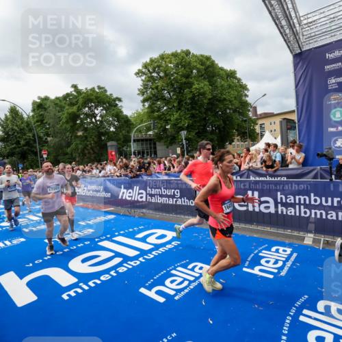 29.06.2025 - hella hamburg halbmarathon Zöllner http://msf.ph/oto/8446637 29.06.2025 10:57:51 Ziel 1719, 1972, 2034, 2806, 2883, 5391, 7269, 7833, 9820, 10133, 10599, 10703, 12440, 12523, 14737, 16418, 16517, 17201, 17455, 18492, 18508, 18727 meine-sportfotos.de