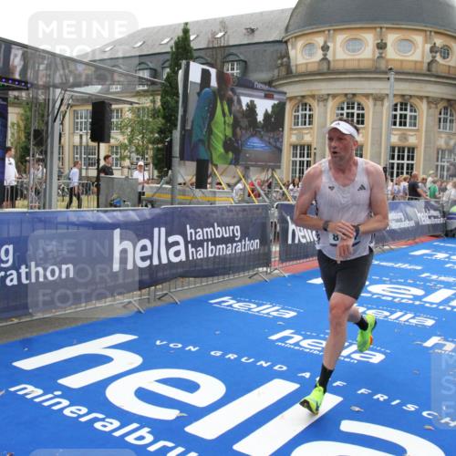 29.06.2025 - hella hamburg halbmarathon Michael Strokosch http://msf.ph/oto/8446641 29.06.2025 10:27:46 Ziel 1122, 5367, 8731, 10655, 17893 meine-sportfotos.de