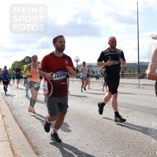 29.06.2025 - hella hamburg halbmarathon Lena Gebhardt http://msf.ph/oto/8446646 29.06.2025 09:53:31 Lombardsbrücke 17748, 4200, 155, 1012, 1391, 1466, 1558, 1735, 1750, 1759, 2234, 2365, 2402, 2516, 2590, 2623, 2890, 2937, 3004, 3146, 3186, 3304, 3414, 3907, 4091, 4140, 4247, 4310, 4553, 4997, 5022, 5115, 5132, 5362, 5460, 5532, 5623, 5624, 5650, 5692, 6071, 6081, 6152, 6203, 6282, 6375, 6388, 6460, 6575, 6712, 6903, 7147, 7204, 7322, 7385, 7448, 7450, 7480, 7765, 8063, 8664, 9030, 9126, 9626, 9633, 9723, 9965, 11077, 13009 meine-sportfotos.de